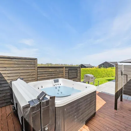 Semesterbostad Cozy In With Jacuzzi Frorup